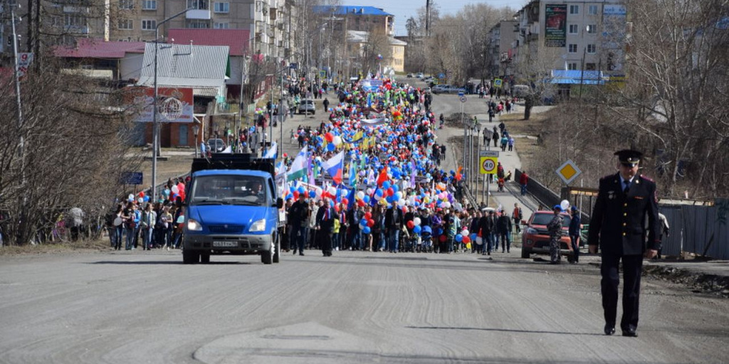 Погода в североуральске. Североуральск Первомайская. 9 Мая город Североуральск. Североуральск инфо. Парад Победы в Североуральске.