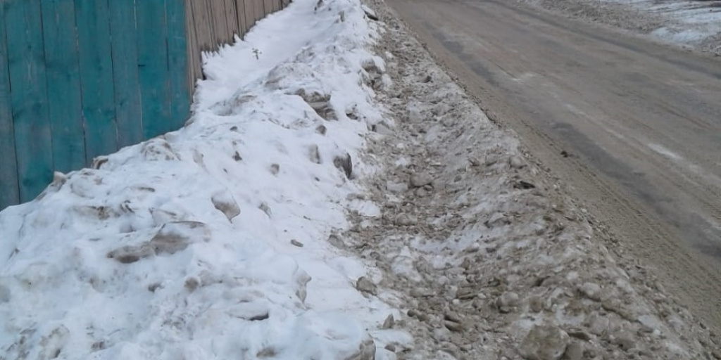 Селенский не расти у дороги. Сформированный снежный вал. Снежный вал на тротуаре. Снежные валы на дорогах. Снежные валы на обочинах дорог.