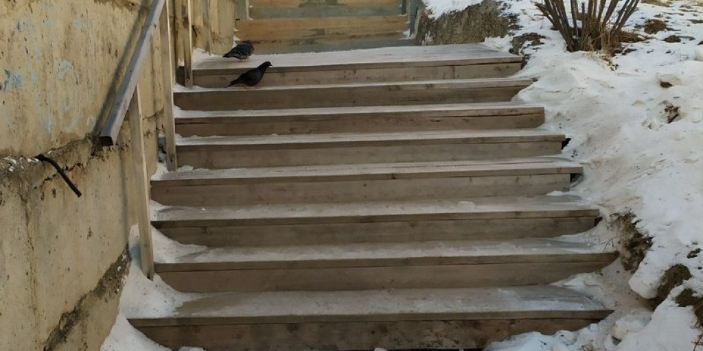 Лестница у792. Лестница 152. При ходе лестница. Отполированные ступеньки в Крыму. Новый ступенька