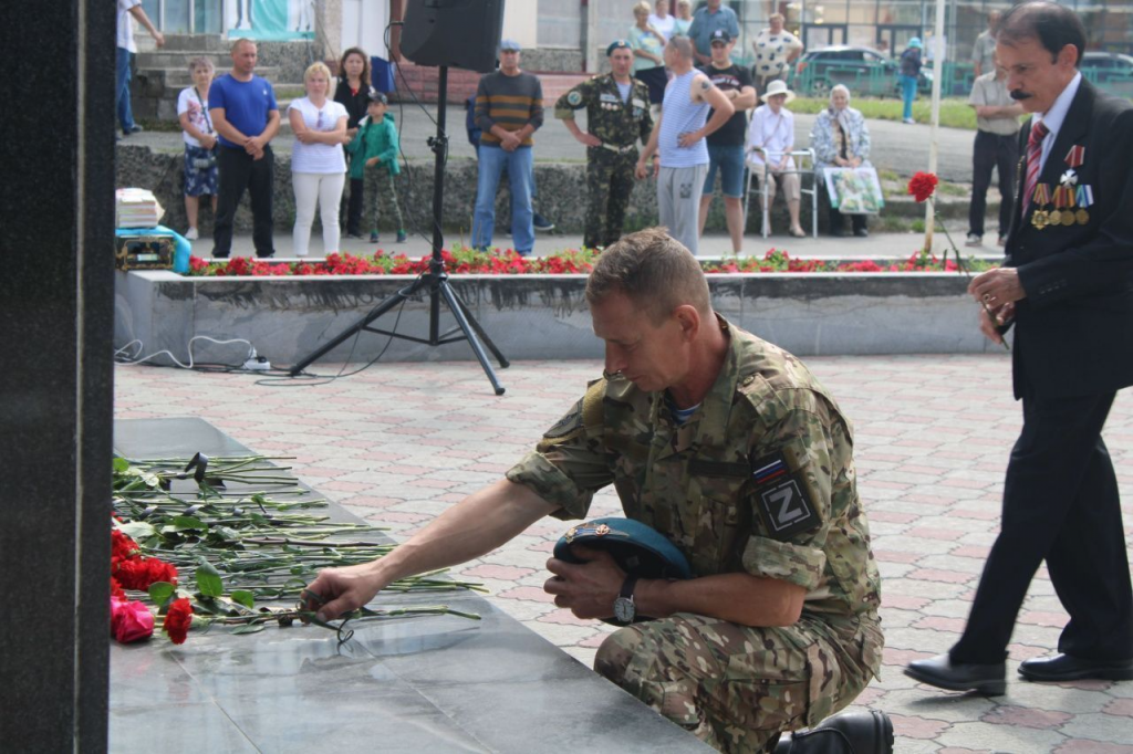Десантники возложили цветы к мемориалу, почтив память погибших. Фото: Виктория Гарбузова, "ПроСевероуральск.ru"