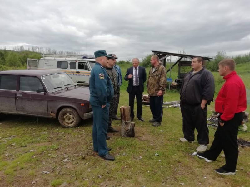 В поисках участвуют спасатели, сотрудники правоохранительныз органов, администрации и местные жители. Фото с официального сайта ГУ МЧС России по Свердловской области.
