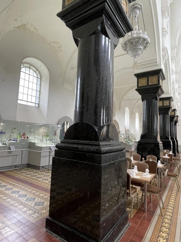 Колонны сделаны из черного лабрадорита. Фото: Анна Куприянова, "Глобус" Колонны сделаны из черного лабрадорита. Фото: Анна Куприянова, "Глобус"