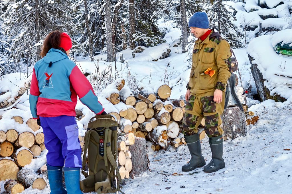Дарья и Сергей готовятся поднимать в гору дрова. Фото: Вадим Аминов, "ВК - Медиа"