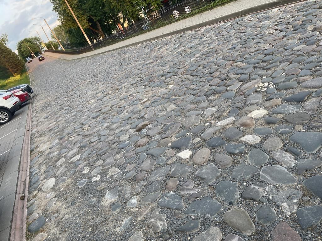 На улице Нижние Дебри уложена брусчатка. Фото: Анна Куприянова, "Глобус"