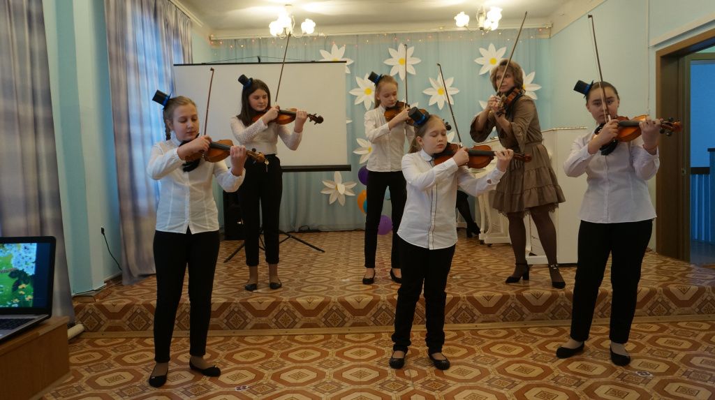 Ансамбль юных скрипачей закружил всех в вихре музыки. Фото предоставлено автором письма