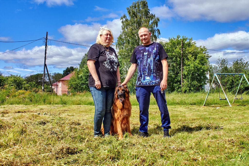 «Для собаки участие в поисках — это не только приключение, но и самоутверждение, что ли... Он чувствует пользу. И, как и все собаки, очень любит похвалу. Идет рядом и думает: «Хвали меня, хвали! Я — хороший мальчик». Фото: Вадим Аминов, «Вечерний Краснотурьинск» «Для собаки участие в поисках — это не только приключение, но и самоутверждение, что ли... Он чувствует пользу. И, как и все собаки, очень любит похвалу. Идет рядом и думает: «Хвали меня, хвали! Я — хороший мальчик». Фото: Вадим Аминов, «Вечерний Краснотурьинск»