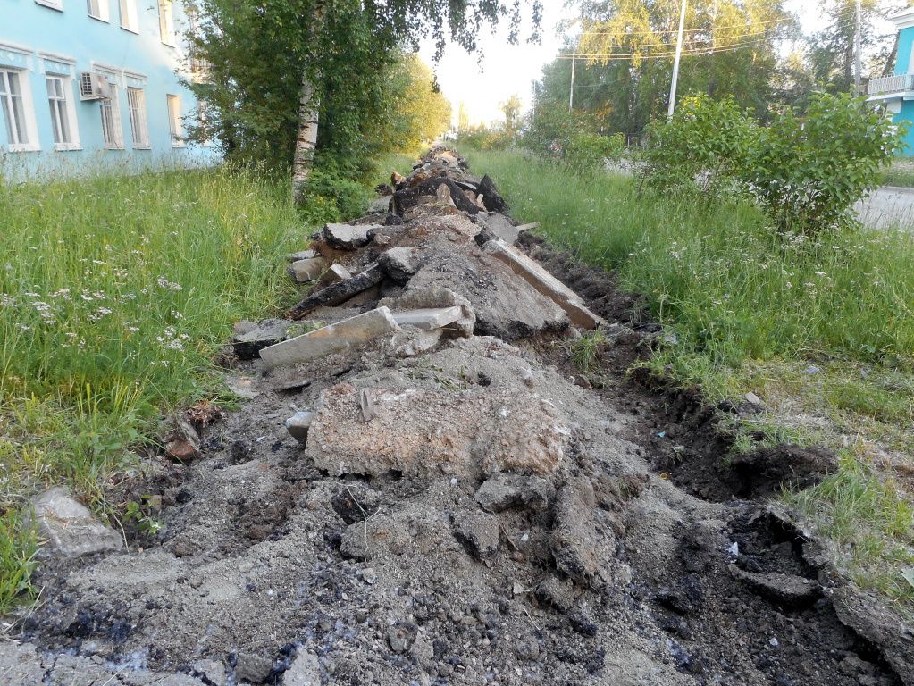 Тротуаром по Белинского ежедневно пользуются тысячи североуральцев. Фото: Геннадий Патрахаев, читатель «ПроСевероуральск.ru»