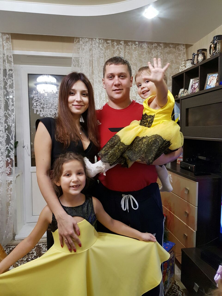 Евгения говорит, что возвращаться в пустую квартиру - невыносимо. Смотреть счастливые семейные фотографии - больно... Фото: семейный архив