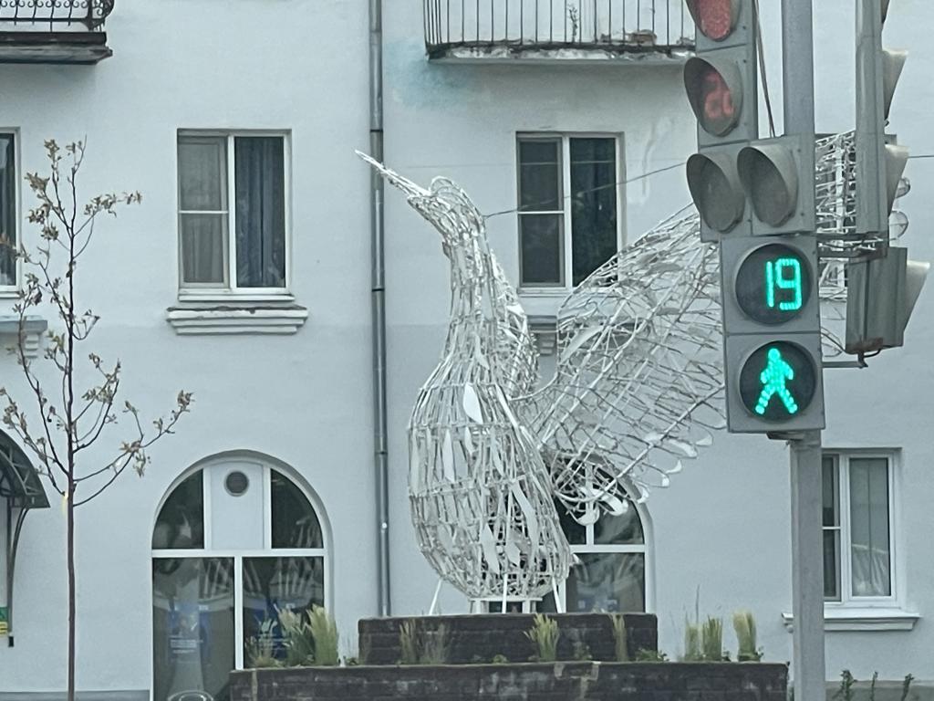 В центре города установленная инсталляция - птица, которая распахнула крылья. Фото: Анна Куприянова, "Глобус" В центре города установленная инсталляция - птица, которая распахнула крылья. Фото: Анна Куприянова, "Глобус"