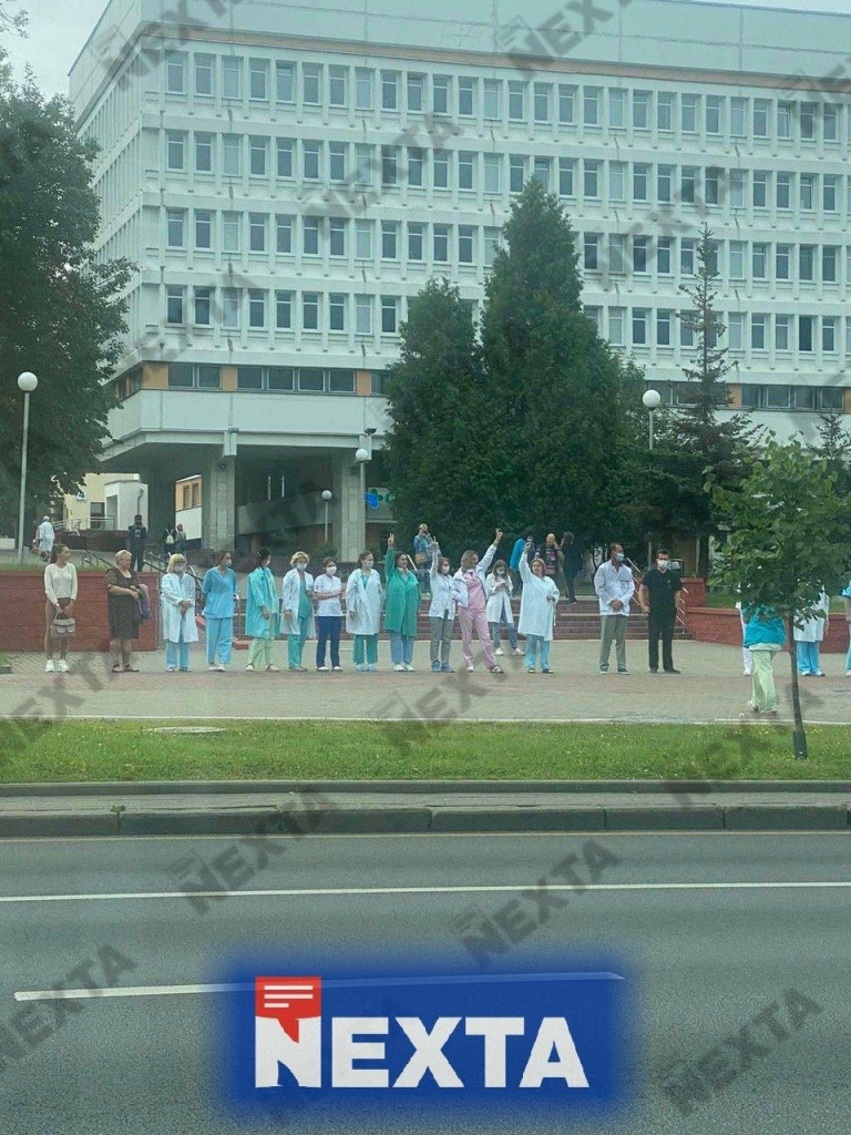 Так выглядят цепи солидарности – люди выстраиваются вдоль дорог, с плакатами, цветами, флагами, воздушными шарами. На фото - вышли медики. Фото: телеграм-канал NEXTA Live