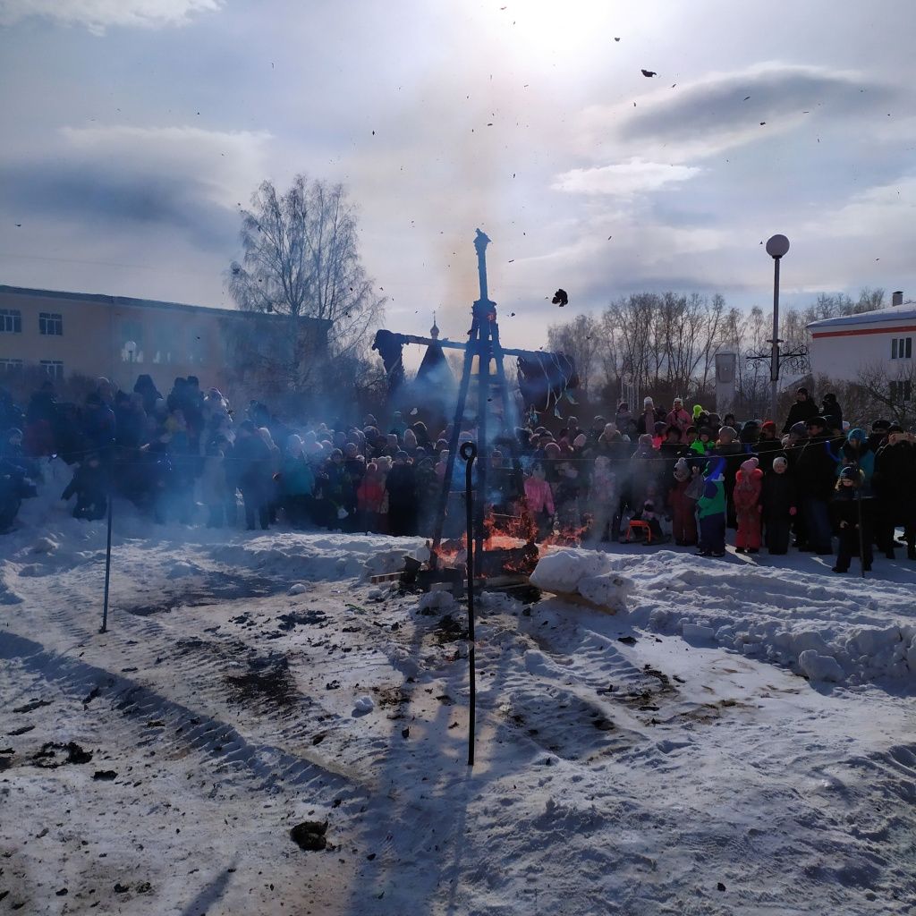 Североуральцы проводили зиму. Фото: Татьяна Бубенова, "ПроСевероуральск.ru" 