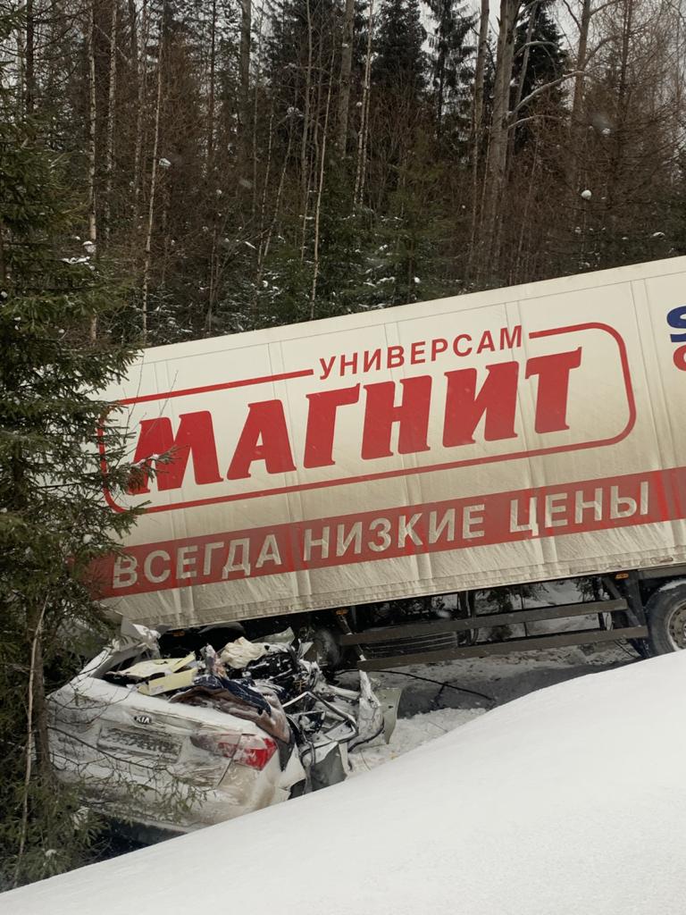 В это ДТП погибла семейная пара - водитель и пассажирка легковушки. Фото: ГИБДД Серова В этом ДТП погибла семейная пара - водитель и пассажирка легковушки. Фото: ГИБДД Серова