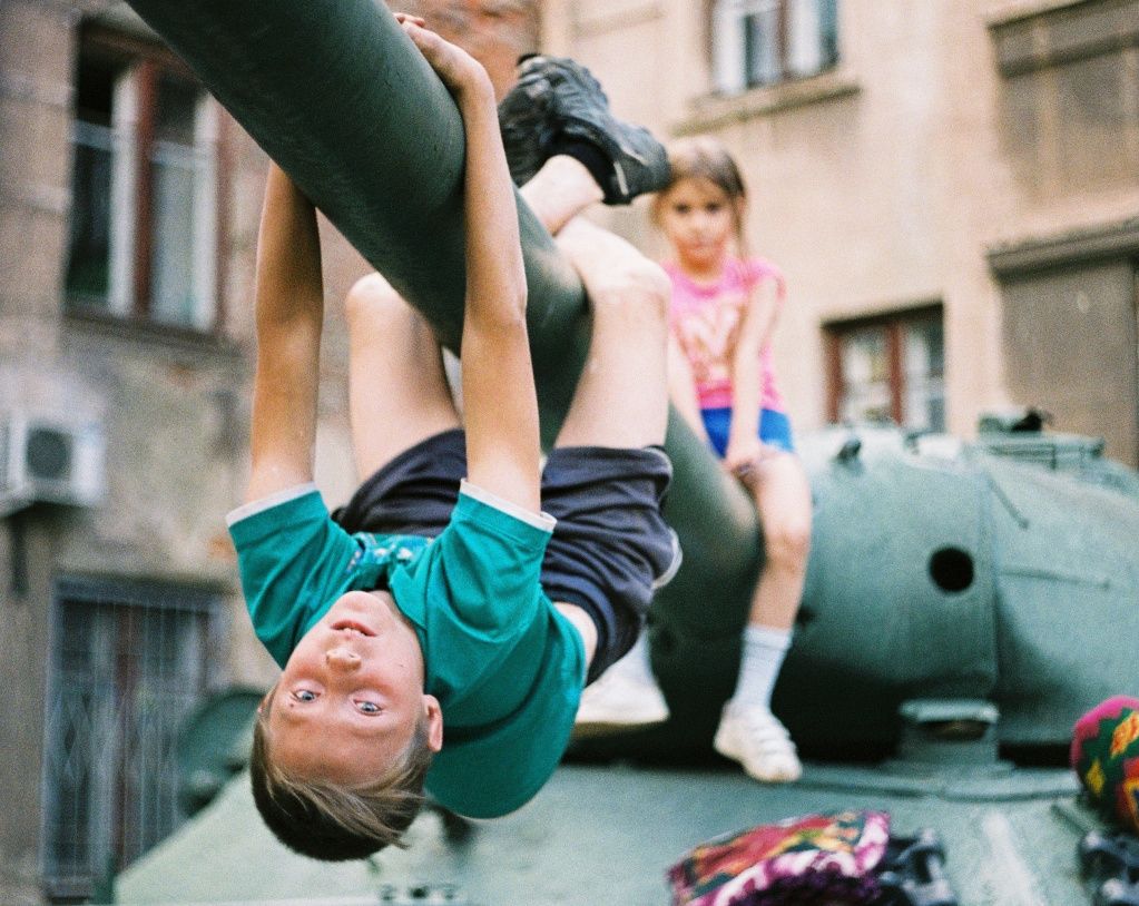 Дети играют на танке. Фото: Александр Бардин
