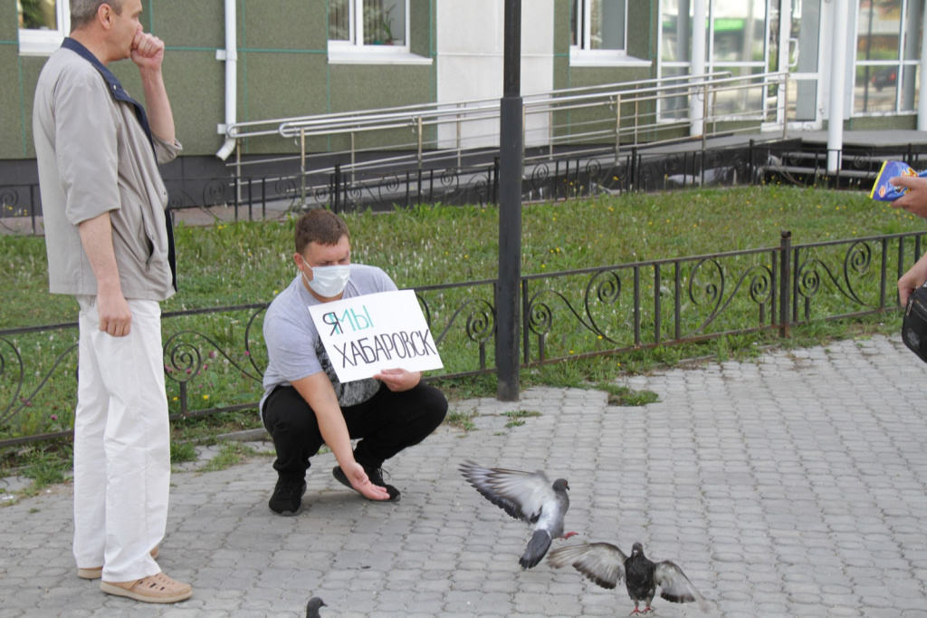 Люди кормили голубей. Фото: Константин Бобылев, "Глобус"