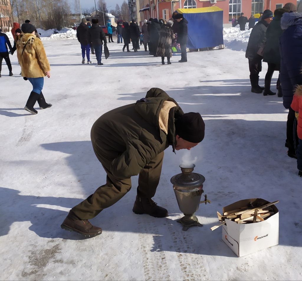 Кому чаю из самовара? Фото: Татьяна Бубенова, "ПроСевероуральск.ru"