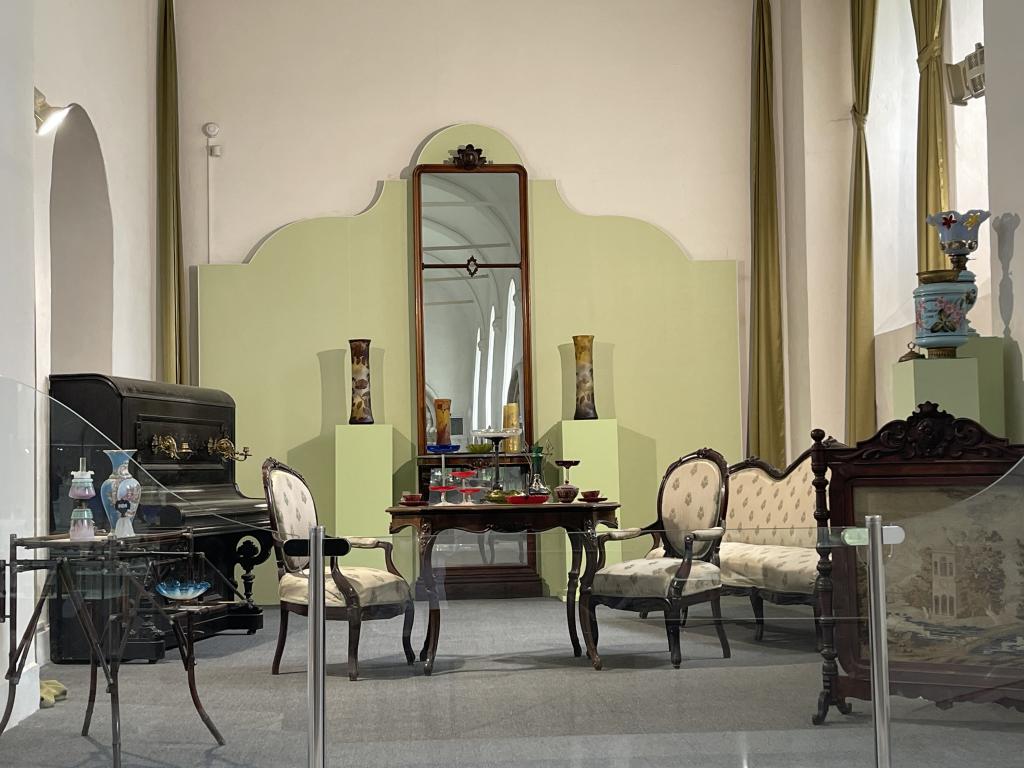 Музей представляет предметы из хрусталя, созданные в разные годы. Фото: Анна Куприянова, "Глобус" Музей представляет предметы из хрусталя, созданные в разные годы. Фото: Анна Куприянова, "Глобус"