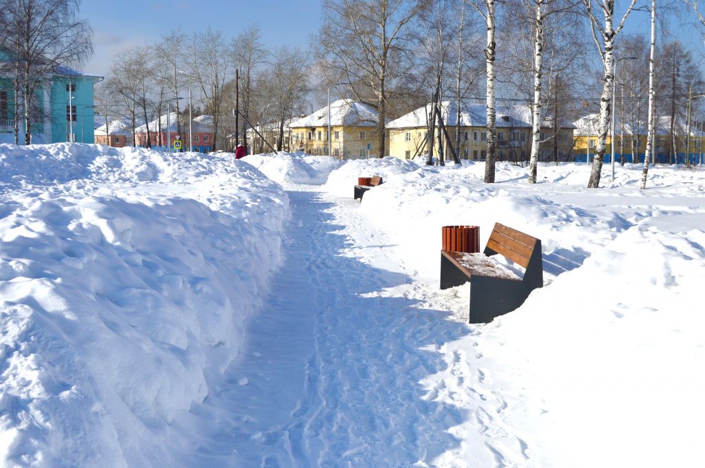 Нынче в Североуральске намело рекордные сугробы. Фото: Геннадий Патрахаев