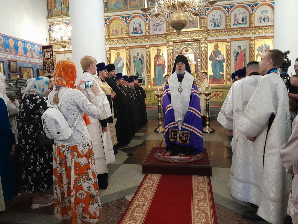 В Серове нового епископа встречали духовенство и прихожане. Фото: Михаил Бобков, "Вечерний Краснотурьинск" В Серове нового епископа встречали духовенство и прихожане. Фото: Михаил Бобков, "Вечерний Краснотурьинск"