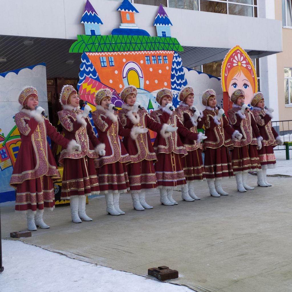 В воскресенье в Североуральске отгуляли Масленицу. Фото: Татьяна Бубенова, "ПроСевероуральск.ru"