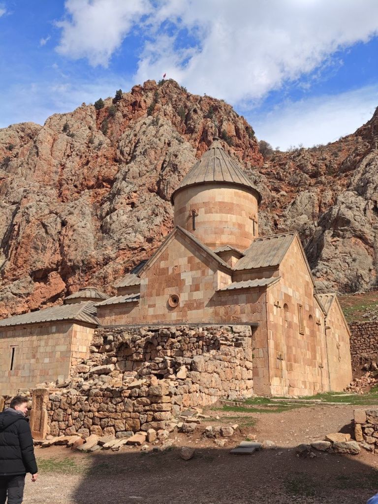 Нораванк - монастырь, основаный в эпоху царицы Тамары. Жемчужина армянской религиозной архитектуры. Фото: Екатерина Баязитова Нораванк - монастырь, основаный в эпоху царицы Тамары. Жемчужина армянской религиозной архитектуры. Фото: Екатерина Баязитова