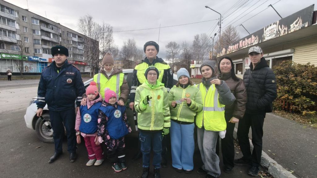 День автомобилиста с заботой о безопасности: сотрудники ГАИ и ЮИД провели совместную акцию. Фото: Госавтоинспекция