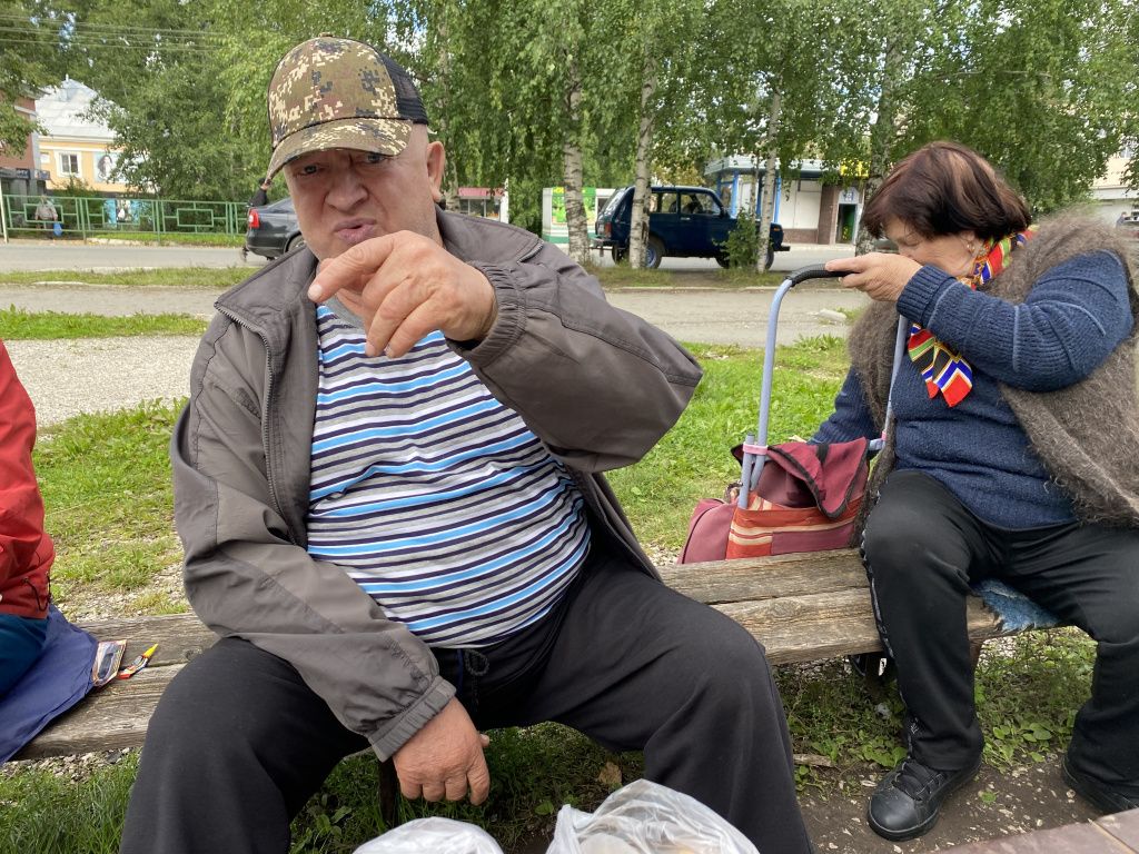 Александр расстраивается, что торговля идет не так бойко, как хотелось. Фото: Анна Куприянова, "Глобус"