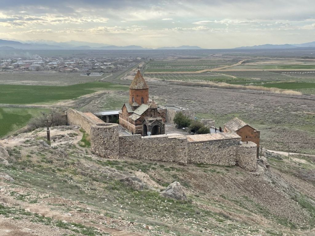Хор Вирап (арм. Խոր Վիրապ — «глубокая темница») — древний армянский монастырь, расположенный близ государственной границы Армении, возле города Арташат. Фото: Екатерина Баязитова Хор Вирап (арм. Խոր Վիրապ — «глубокая темница») — древний армянский монастырь, расположенный близ государственной границы Армении, возле города Арташат. Фото: Екатерина Баязитова