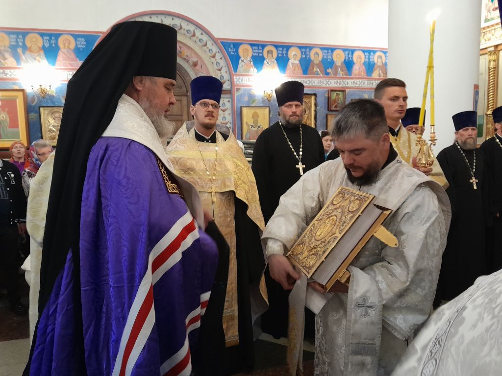 Владыка начал служение в новой для себя епархии. Фото: Михаил Бобков, "Вечерний Краснотурьинск" Владыка служение в новой епархии. Фото: Михаил Бобков, "Вечерний Краснотурьинск"