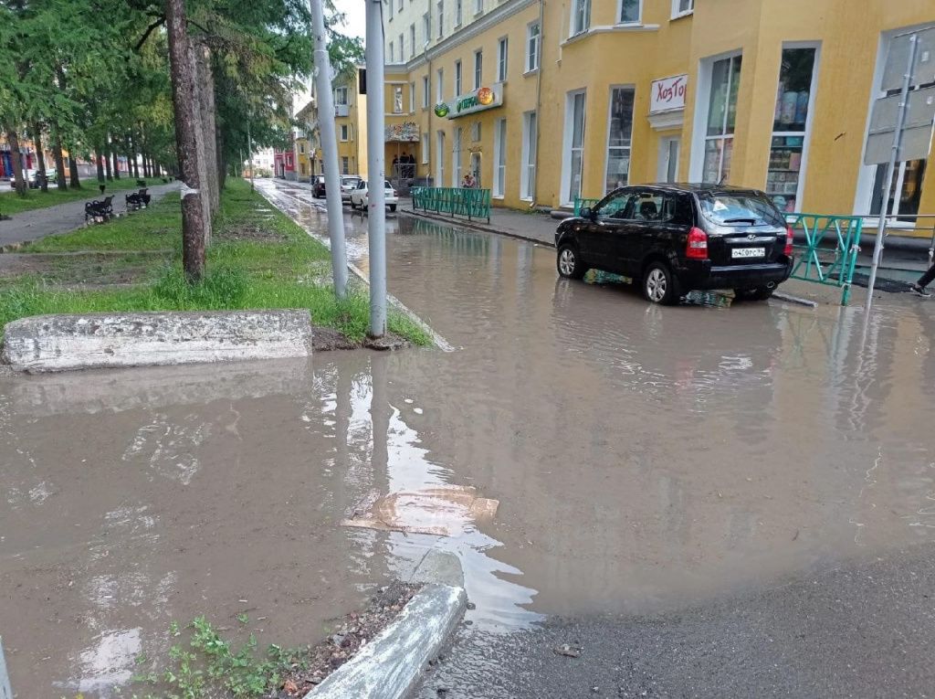 После дождя на перекрестке улиц Мира и Каржавина. Фото: Юрий Широких, "ПроСевероуральск.ru"