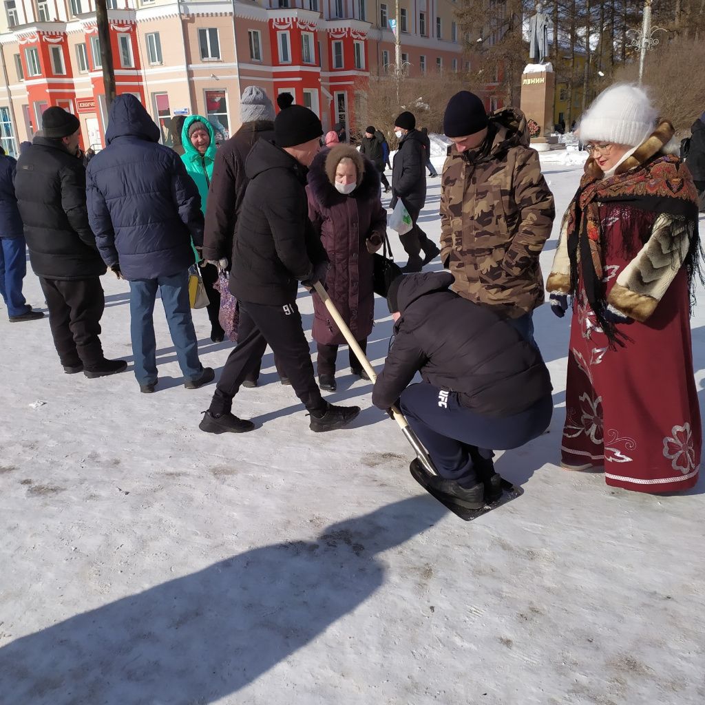 Можно было прокатиться на лопате. Фото: Татьяна Бубенова, "ПроСевероуральск.ru"