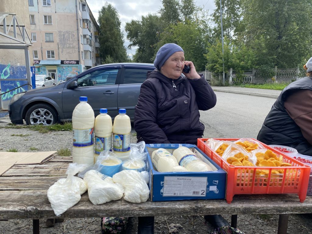 Фаина предлагает купить молочко от домашних буренок. Фото: Анна Куприянова, "Глобус"