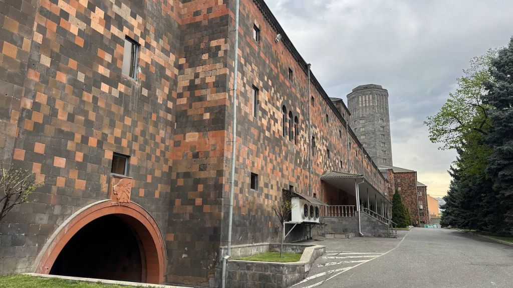 В Армении из туфа строят различные сооружения, включая жилые дома, культовые постройки и даже многоэтажные здания. Фото: Екатерина Баязитова В Армении из туфа строят различные сооружения, включая жилые дома, культовые постройки и даже многоэтажные здания. Фото: Екатерина Баязитова