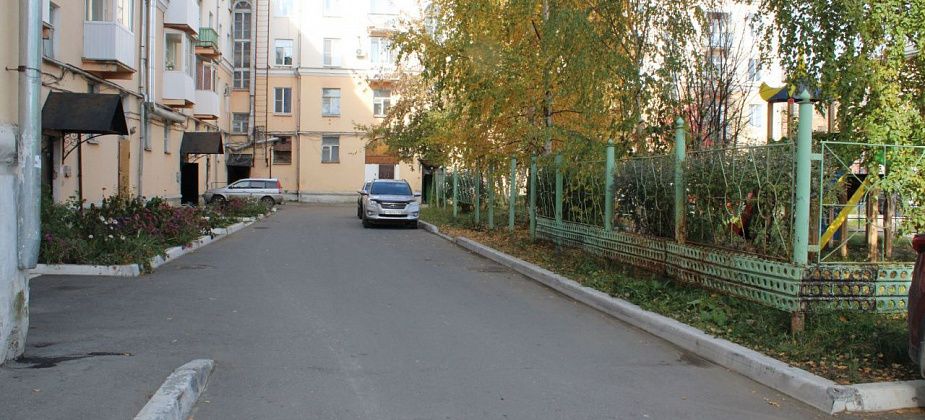 Молодежная, 9. Горку сломали, во дворе - проезжая часть, у "Руси" - разгрузка продуктов