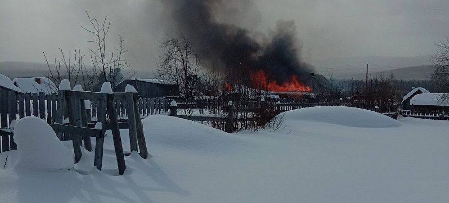 В Баяновке сгорел дом, погорельцы успели вынести только документы