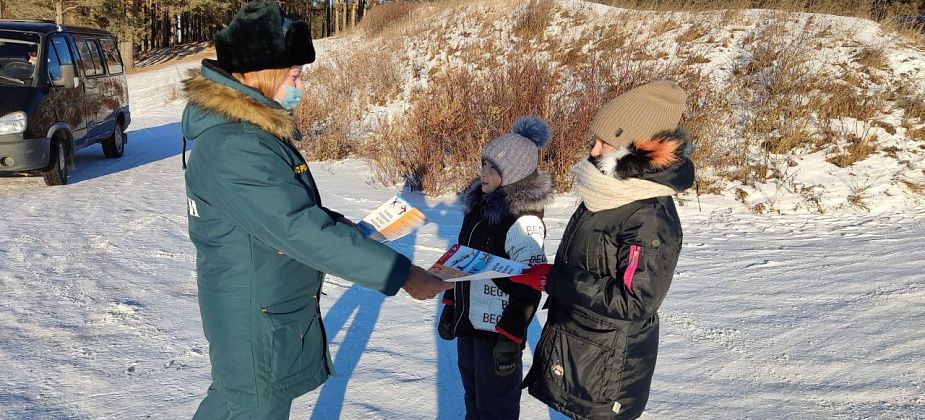 МЧС предупреждает родителей: не пускайте детей на неокрепший лед, они могут погибнуть!