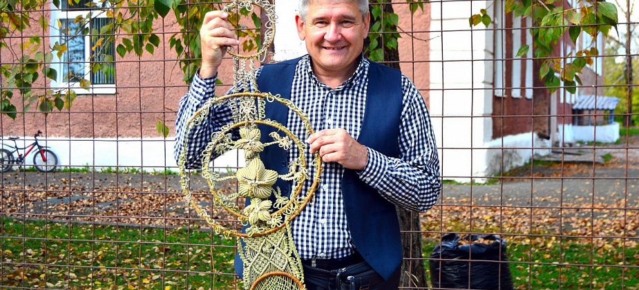 Мансийский оберег, подаренный Геннадием Патрахаевым, будет оберегать школьный музей 