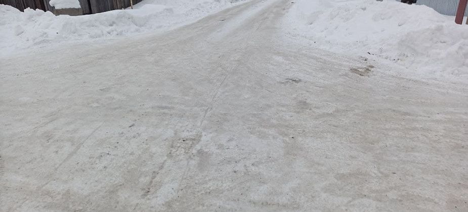 На качество дорог жалуются и водители, и пешеходы. Они не чистятся, а укатываются машинами