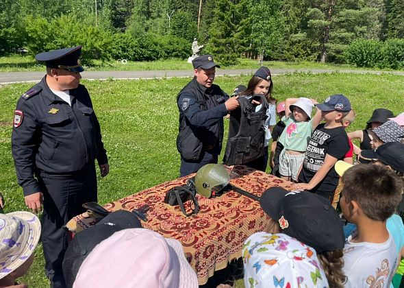 В рамках акции «Каникулы с Общественным советом» полицейские посетили детский загородный лагерь