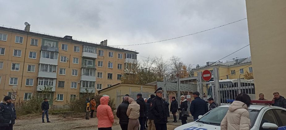 У военкомата готовятся к очередной отправке. Депутаты организовали горячий чай