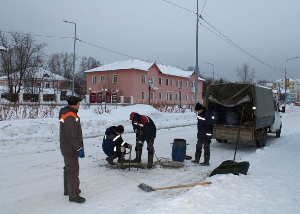 “Водоканал” проводит профилактические работы по чистке канализационных колодцев