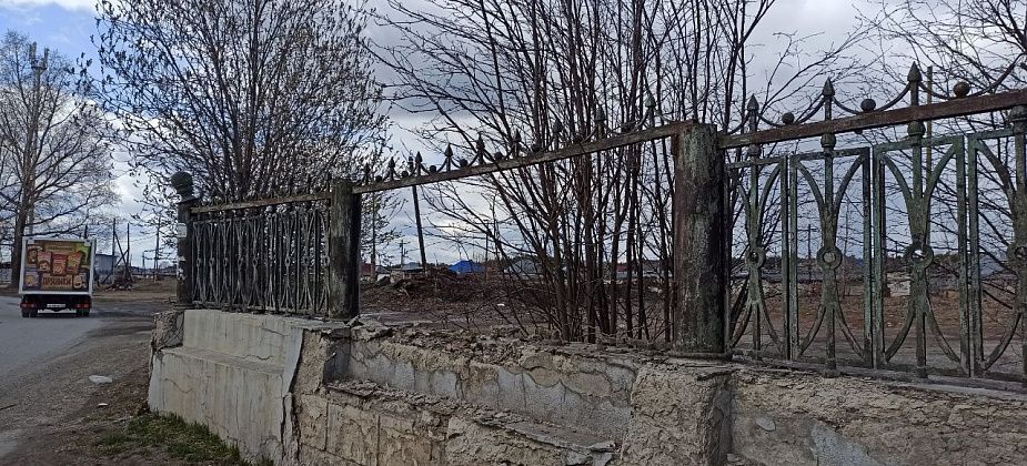 На вокзале разбирают старинный забор. Заявлений в полицию не поступало, но проверку по данному факту проводят