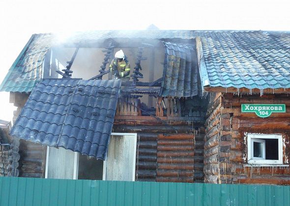На улице Хохрякова произошел пожар, огонь уничтожил мансарду большого жилого дома