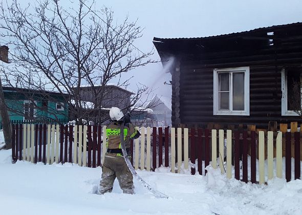 В поселке Третий Северный горел частный дом: хозяйка госпитализирована с ожогами рук