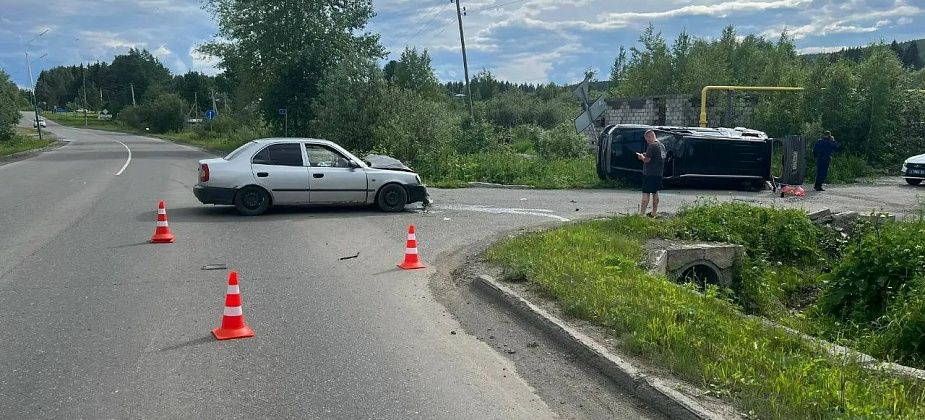 Несоблюдение очередности проезда привело к ДТП с опрокидыванием в Ивделе