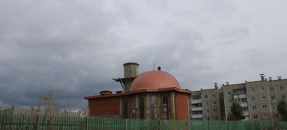 Строительство мечети в Североуральске продолжается. Большой купол уже установлен, минарет готов