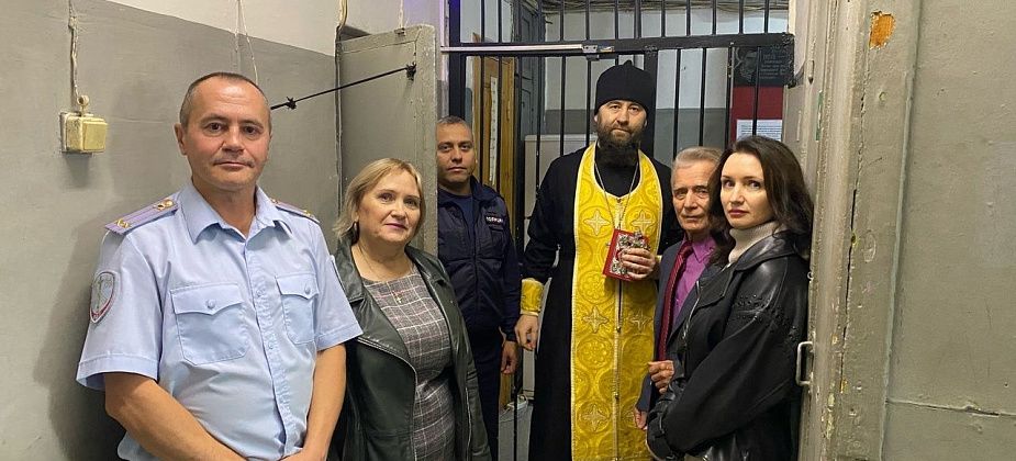 Общественники посетили изолятор временного содержания