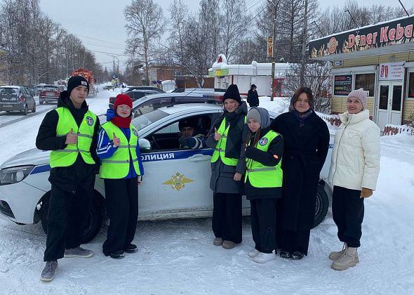 Юные инспекторы движения и школьники Североуральска обратились к водителям
