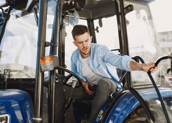 Центр занятости обучит и трудоустроит безработных на водителей, трактористов, электромонтеров 