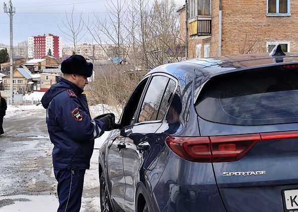 У детского сада инспекторы проверяли, как перевозят детей