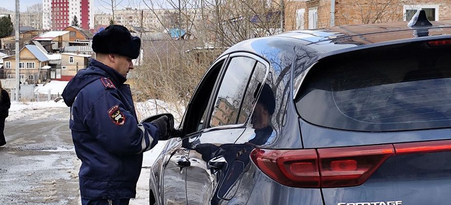 У детского сада инспекторы проверяли, как перевозят детей